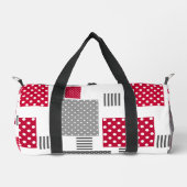 白い背景の灰色の赤い水玉模様パッチワーク ダッフルバッグ (正面)