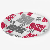 白い背景の灰色の赤い水玉模様パッチワーク ペーパープレート (アングル)