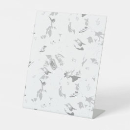 白い背景の白黒の写真 台座サイン