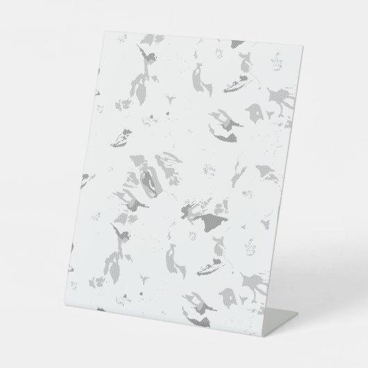 白い背景の白黒の写真 台座サイン (正面)