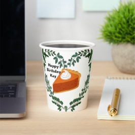 白い背景の緑のケーキのアイスクリーム 紙コップ