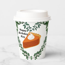 白い背景の緑のケーキのアイスクリーム 紙コップ