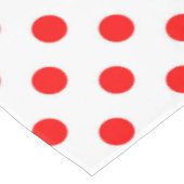 白い背景の赤い水玉模様 テーブルクロス (アングル)