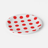 白い背景の赤い水玉模様 ペーパープレート (アングル)