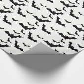 白い背景の飛んでいるで黒いこうもり ラッピングペーパー (角)