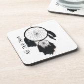 白い背景の黒いドリームキャッチャー コースター (左側)