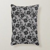 白い背景の黒いレースパターン アクセントクッション (正面(垂直))