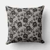白い背景の黒いレースパターン クッション (裏面)