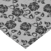 白い背景の黒いレースパターン テーブルクロス (アングル)