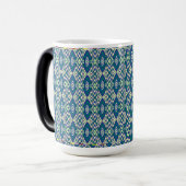 白い背景をもつ青と緑の模様 モーフィングマグカップ (正面左)