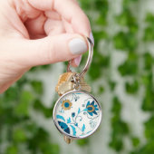 白い背景を持つ金箔の藍の花 キーホルダー (手)