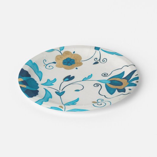 白い背景を持つ金箔の藍の花 ペーパープレート (アングル)