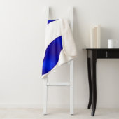 白い背景を持つ青いリボンの毛布。 シェルパブランケット (インサイチュ)