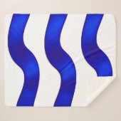 白い背景を持つ青いリボンの毛布。 シェルパブランケット (正面(横))