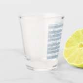 白い背景を持つ青と白の模様 ショットグラス (左)