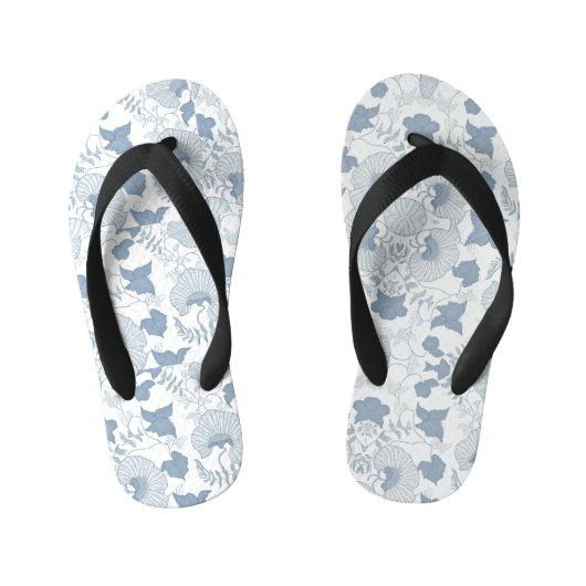 白い背景繊細な青い日本の花 キッズビーチサンダル (フットベッド)