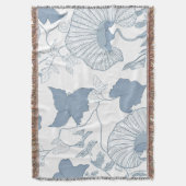 白い背景繊細な青い日本の花 スローブランケット (正面縦)