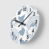 白い背景繊細な青い日本の花 ラウンド壁時計 (傾斜)