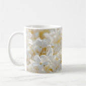 白い花々に囲まれた可愛らしいおばけ コーヒーマグカップ (左)
