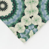 白い花および紺碧の曼荼羅 フリースブランケット (角)