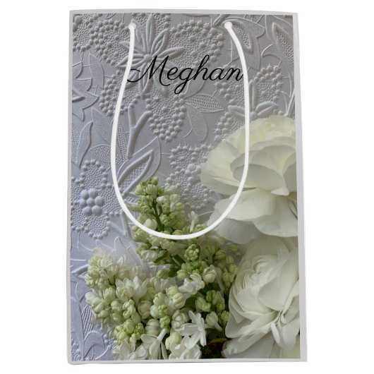 白い花がエンボスの背景 ミディアムペーパーバッグ (正面)