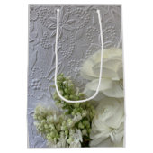 白い花がエンボスの背景 ミディアムペーパーバッグ (裏面)