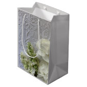 白い花がエンボスの背景 ミディアムペーパーバッグ (裏面アングル)