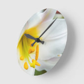 白い花がクローズアップ ラウンド壁時計 (傾斜)