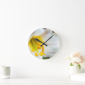 白い花がクローズアップ ラウンド壁時計 (ホーム)