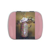 白い花が付いているキャンディー缶