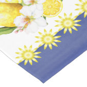 白い花が付いている明るく黄色いレモン ショートテーブルランナー (コーナー)