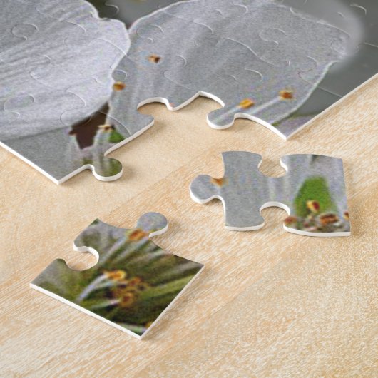 白い花が咲く若い茶色のアルパカ ジグソーパズル (側面)