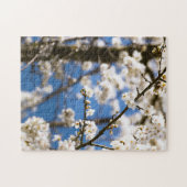 白い花が咲く青空の背景 ジグソーパズル (横)