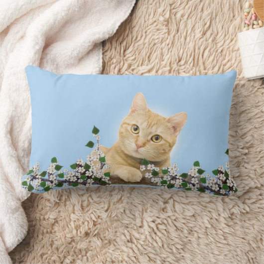 白い花とジンジャータブビーキャットオンライトブルー ランバークッション (ブランケット)