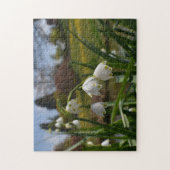 白い花と庭園の背景 ジグソーパズル (縦)