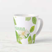 白い花と緑の葉 カフェラテマグ (右アングル)