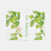 白い花と緑の葉 フリースブランケット (正面(横))