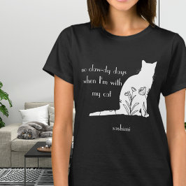 白い花と「猫の日々は幸せ」 Tシャツ