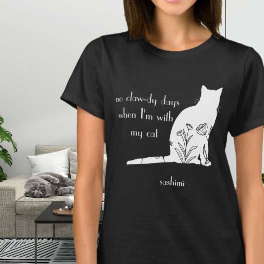白い花と「猫の日々は幸せ」 Tシャツ