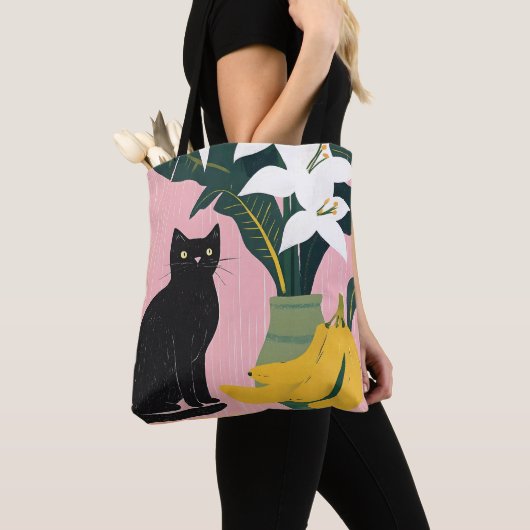 白い花のそばの可愛い黒猫 トートバッグ (クローズアップ)
