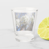 白い花のクラスタ春花の梨の木 ショットグラス (裏面)