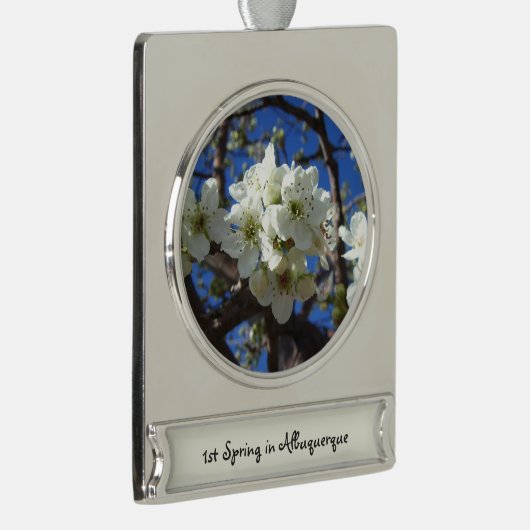 白い花のクラスタ春花の梨の木 シルバープレートバナーオーナメント (右)