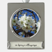 白い花のクラスタ春花の梨の木 シルバープレートバナーオーナメント (正面)