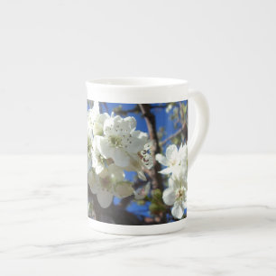 白い花のクラスタ春花の梨の木 ボーンチャイナマグカップ