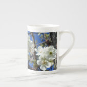 白い花のクラスタ春花の梨の木 ボーンチャイナマグカップ (右)