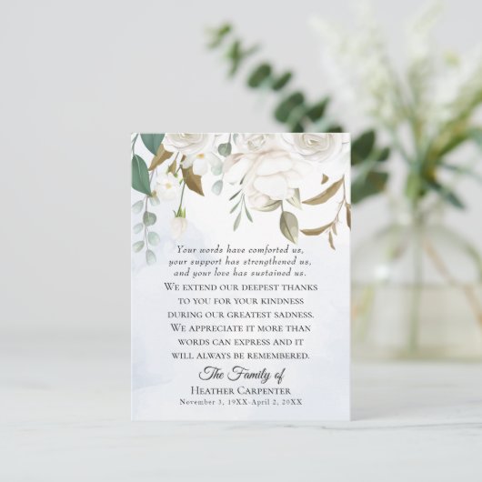 白い花のグリーンが折り畳まれた葬儀のお礼 ポストカード (スタンド正面)