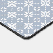 白い花のタイル模様（ほこりっぽい青） デスクマット (コーナー)
