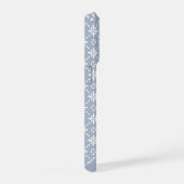 白い花のタイル模様（ほこりっぽい青） iPhoneケース (右側面)