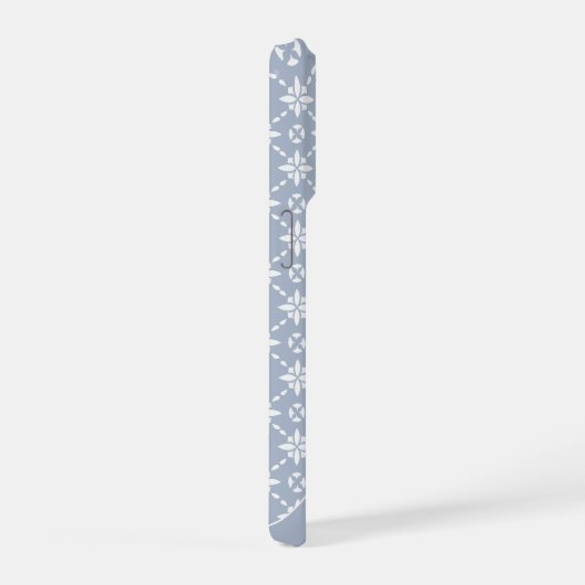 白い花のタイル模様（ほこりっぽい青） iPhoneケース (右側面)