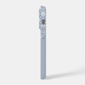 白い花のタイル模様（ほこりっぽい青） iPhoneケース (左側面)